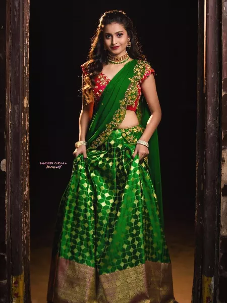 Buy Bottle Green Lehenga Choli In Raw Silk With Red Banarasi Dupatta Online  - Kalki Fashion