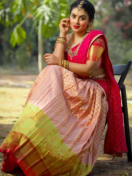 South indian lady pose hi-res stock photography and images - Alamy
