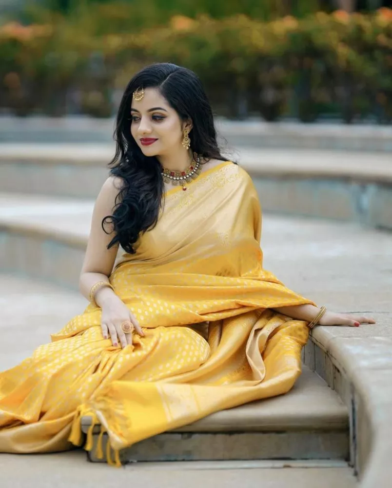 Anupriya Kapoor Shares Glimpses Of Her 'Haldi', Dons A Yellow Saree With An  Oversized 'Maang Teeka'