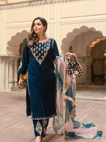 Buy Pakistani Velvet Suits Online UK At Best Price | LEBAASONLINE –  LebaasOnline