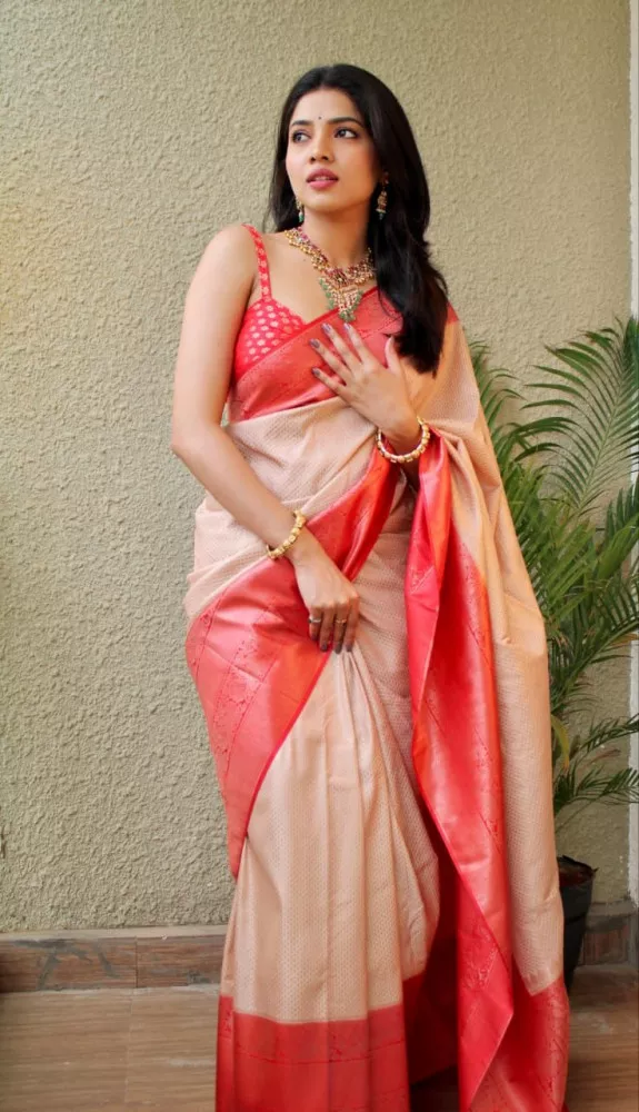 Golden kanchipuram saree with fluorescent pink border – Lulu Celebrate