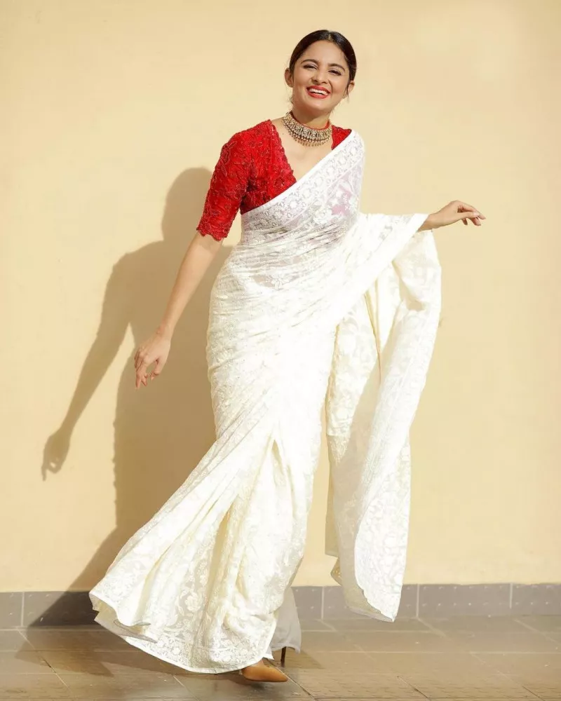 White Saree with Contrast Blouse | White Sarees Matching Blouse